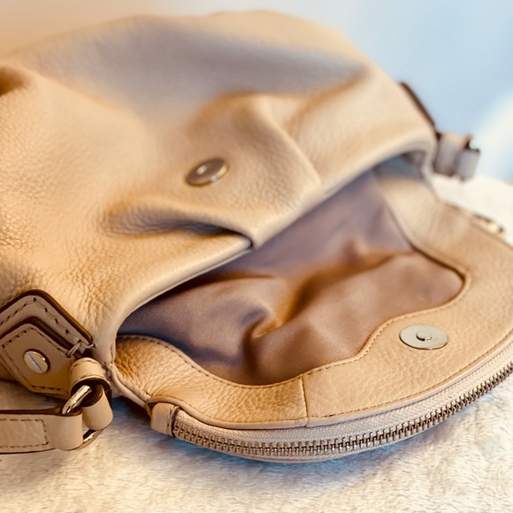 Marc Jacob’s Taupe Fold Over Zippered Pocket Adjustable Crossbody Strap - Picture 8 of 10